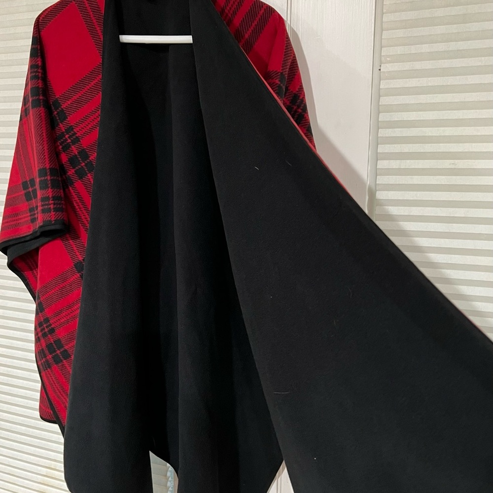 Pre-loved WoolRich one size shrugs/poncho - Picture 3 of 6